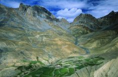 Cultures irrigu&eacute;es dans un petit village isol&eacute;