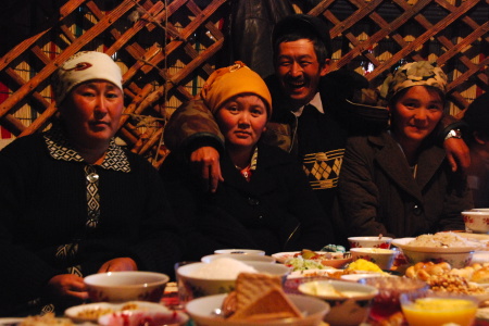 famille et amis sous la yourte